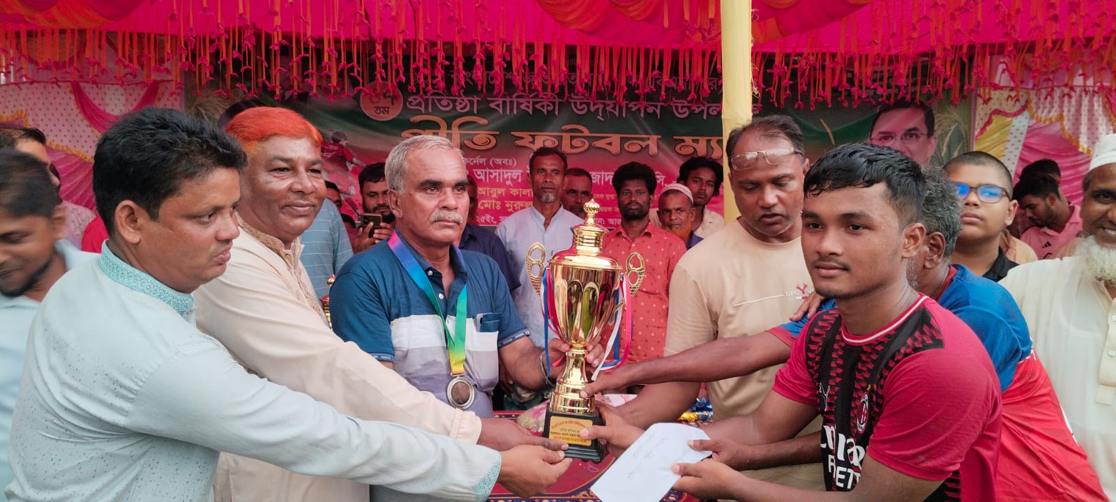 মধুপুর আজাদ স্পোর্টিং ক্লাব মাঠে প্রীতি ফুটবল ম্যাচ অনুষ্ঠিত